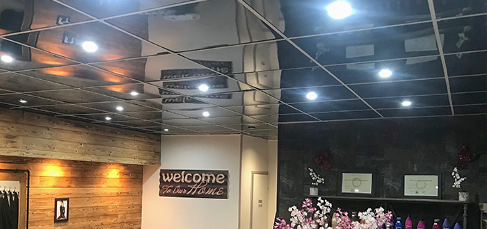 coiffeur avec faux plafond rénové avec dalles noires brillantes 2